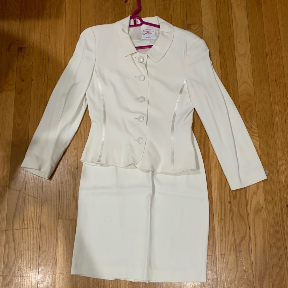 Pre-Ownded Gennyway 2 pcs Skirt Jacket Suit Cream